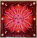Pañoleta Gratitud en rojo y rosa con un sol de rostro ilustrado, lunas y estrellas en crema.